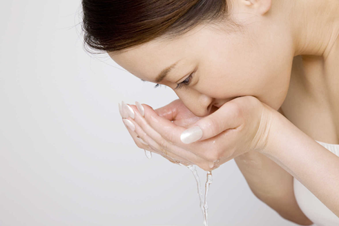 cuci muka teratur efektif menghilangkan komedo