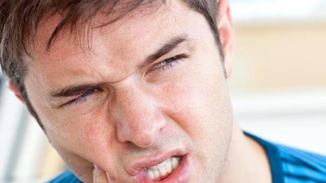 bahaya gusi bengkak menyebabkan gigi dan wajah membengkak